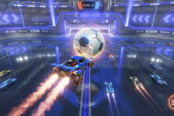 Carro de Rocket League voando para chutar a bola em partida multiplayer de PC